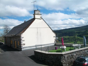 Гостиница Vacances au pied des Monts du Cantal  Лавейсьер